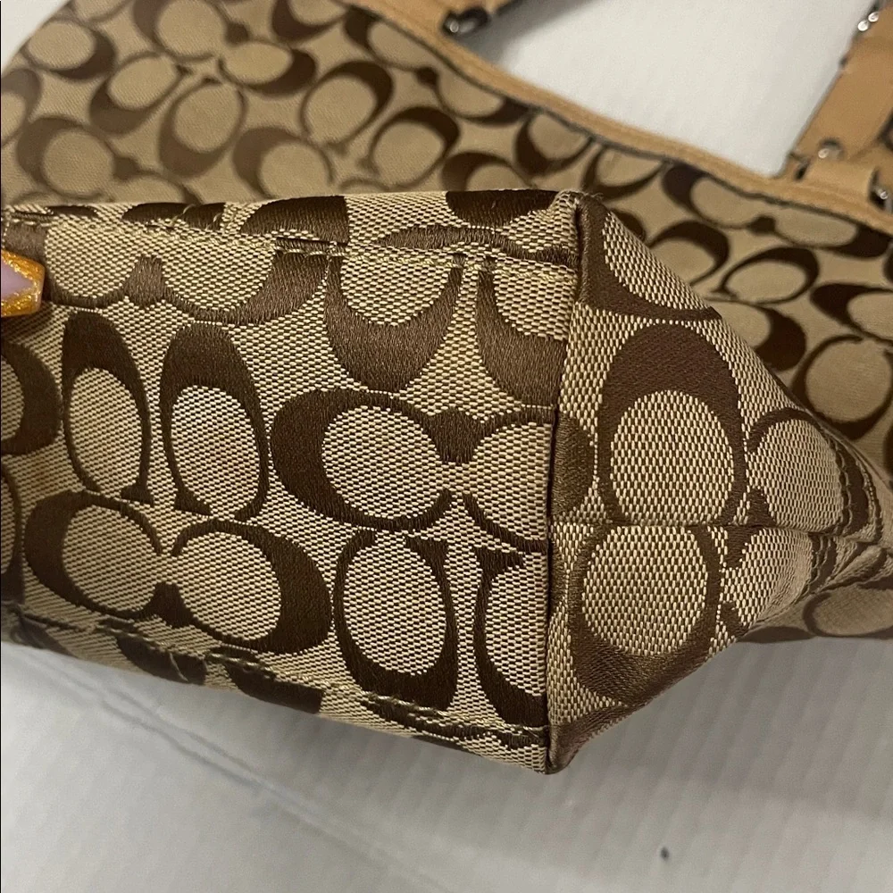 Coach Signature Tote. - Picture 3 of 13
